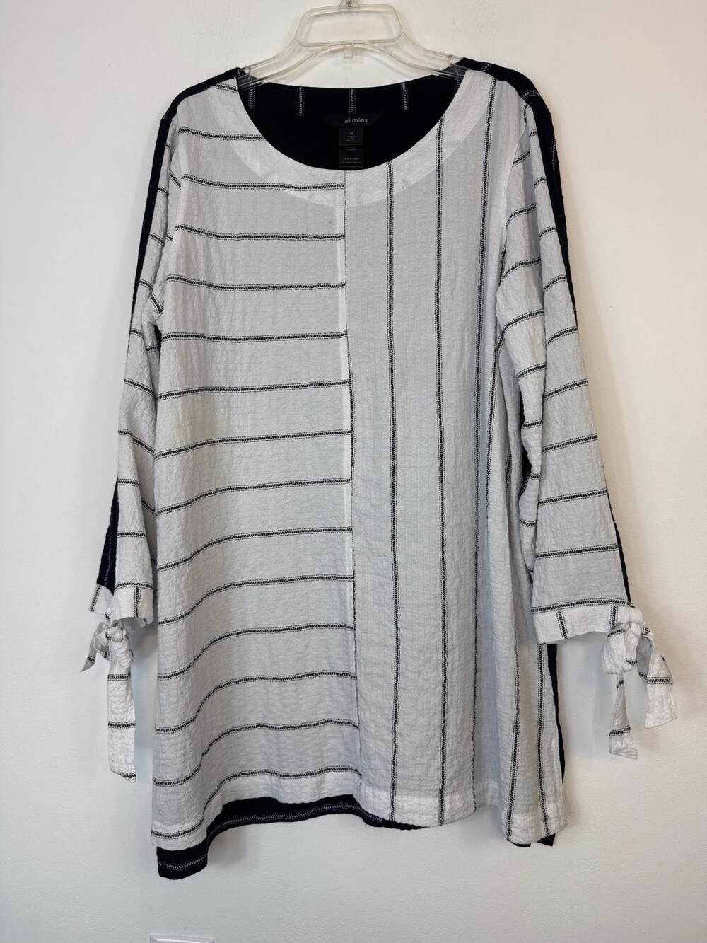 Ali Miles Black White Striped Crinkle Tunic Top Tie Cuff 3/4 Sleeve